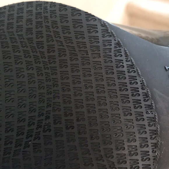 Stuart Weitzman round-toe pump, 2 3/4" covered heel. 9M Dust Bag-no box - Picture 7 of 14